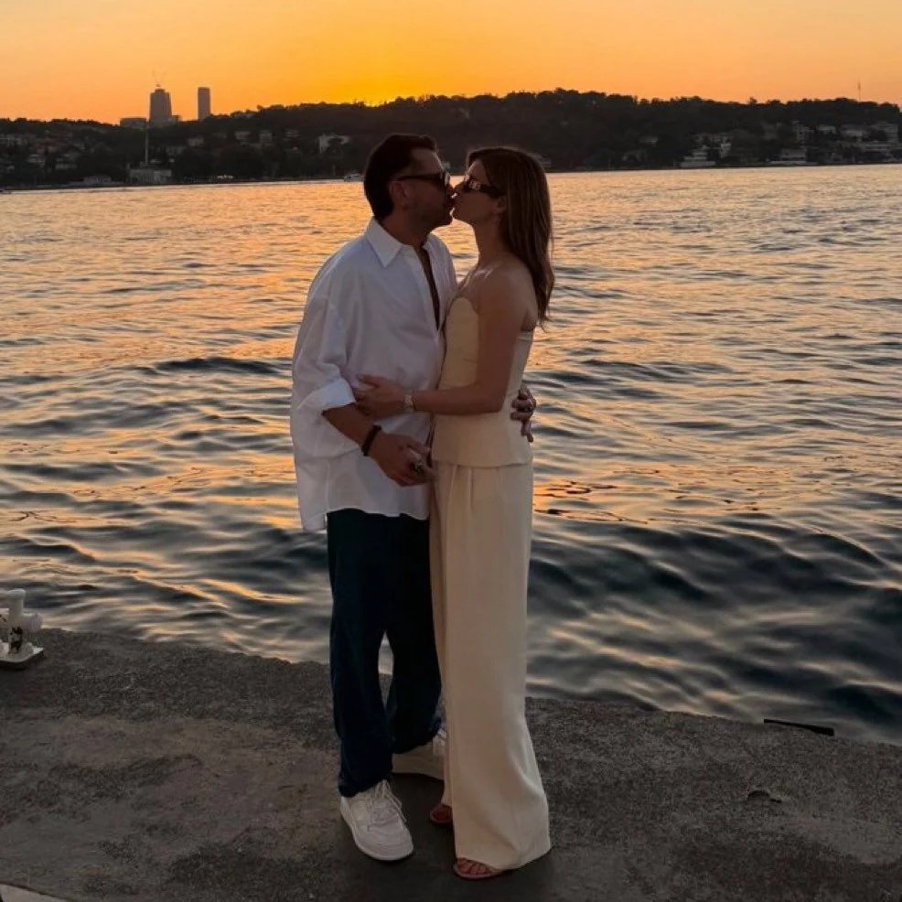 🔴 Beren Saat ve Kenan Doğulu, evliliklerinin 11. yılını bu kareyle kutladı.