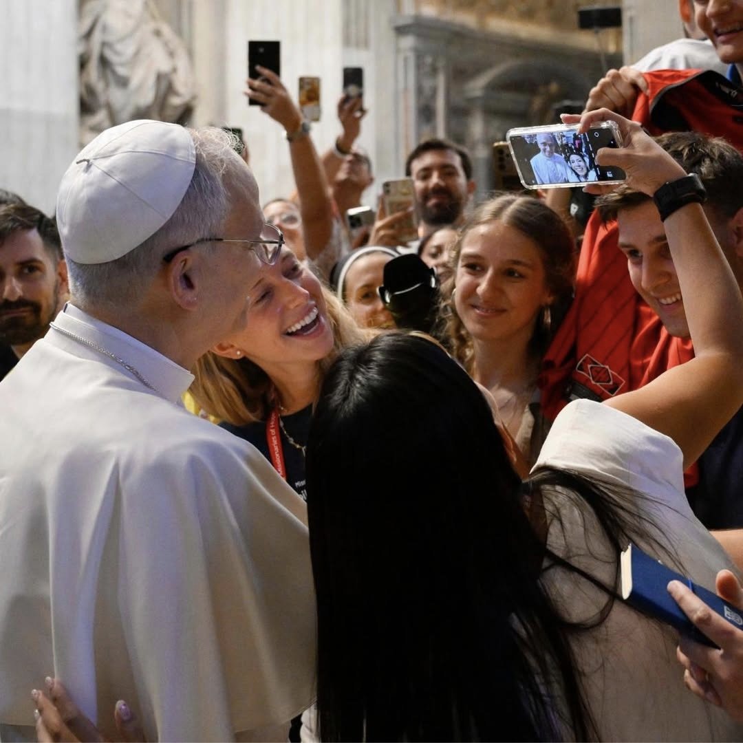 "Finalmente un Papa che non accetta i selfie, altro che Francesco" (📸 Vatican media)
