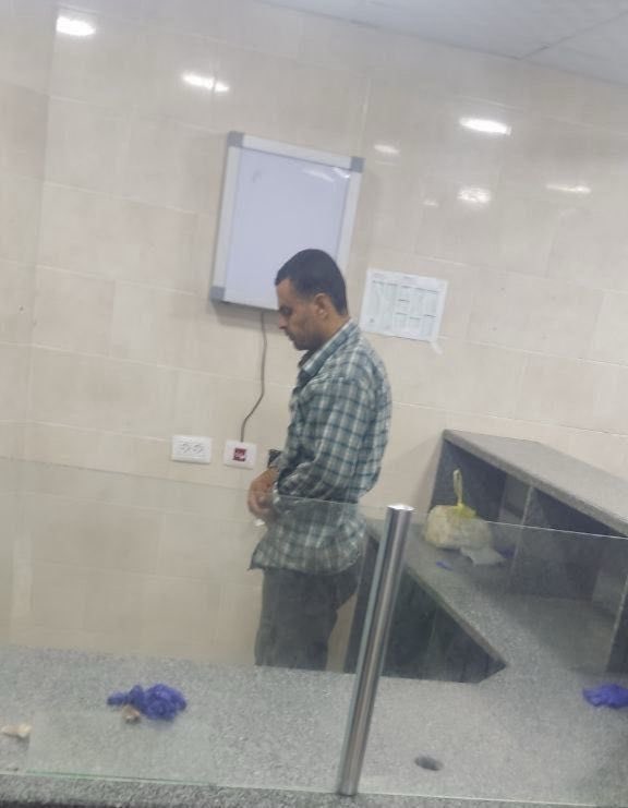 محمود ابو نبهان بعد تلقيه استشهاد أسرته "زوجته وأطفاله الخمسة" ألقى عليهم نظرة الوداع، ثم انطلق فتوضأ وصلى ركعتين لله "أرحنا بها يا بلال"
#غزة مدرسة للأمة!
اللهم صبرا وجبرا للقلوب المكلومة و عوضا في. الدارين 💔