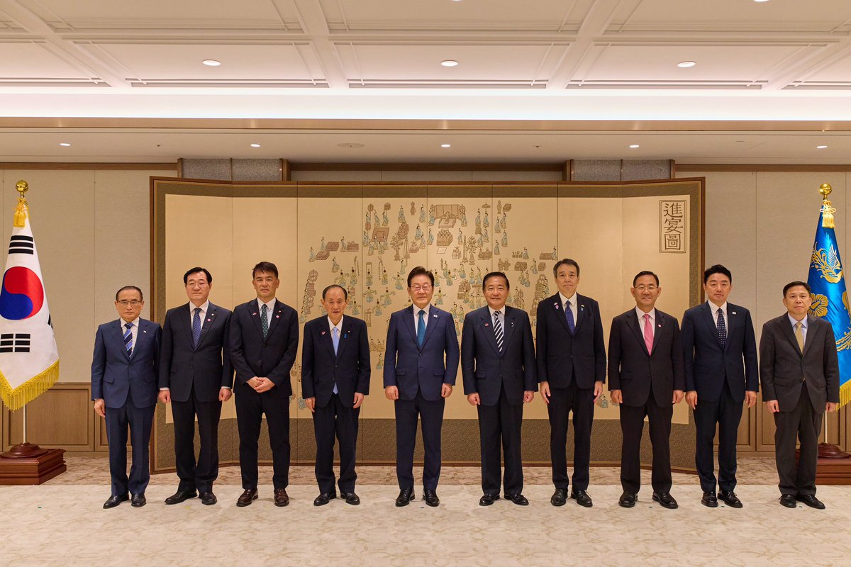 Jaemyung_Lee's tweet image. 일한의원연맹 회장 자격으로 방한한 스가 요시히데 전 일본 총리를 만나뵈었습니다.

가장 먼저, 한일관계 발전을 위해 국회 구성원들 간 교류가 매우 중요한 역할을 한다고 전했습니다. 스가 전 총리는 새 정부 출범을 축하하며, 앞으로 한일 관계가 미래지향적으로 발전할 수 있도록 일본 국회도…
