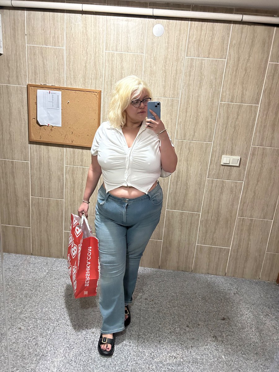 dün kadıköydeki en güzel kız bendim herkes bana aşık oldu