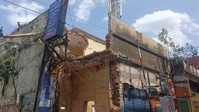PettiKadaimedia's tweet image. #Justnow சென்னை புதுவண்ணாரப்பேட்டை திருவெற்றியூர் நெடுஞ்சாலையில், நூற்றாண்டு பழமையான கட்டிடத்தின் மீது வளர்ந்த அரசமரம் வேரோடு சரிந்து விழுந்ததில், கட்டிடம் இடிந்து விழுந்தது.   
அருகில் யாரும் இல்லாததால் பெரும் விபத்து தவிர்ப்பு!   
#Chennai #TreeFell
