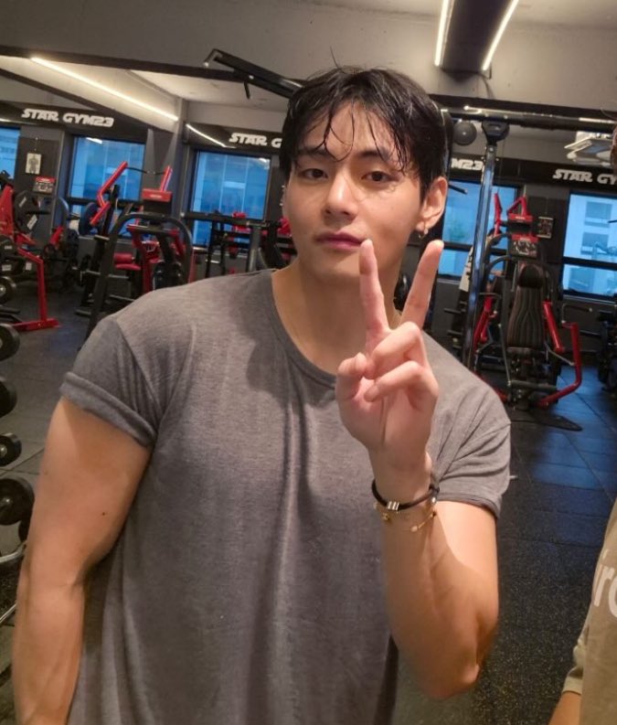 fatherhyungs's tweet photo. TAEHYUNG WHAT THE HELL https://t.co/cmkBHOJfDt