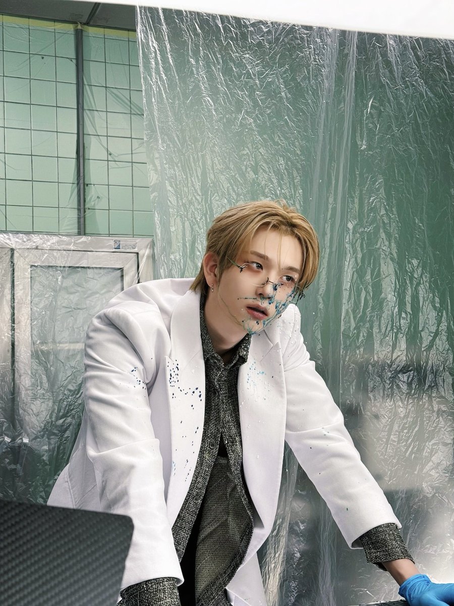 by_EPEX's tweet photo. 기타말고 전기톱 드는 남자 어때😅

#EPEX #이펙스 #BAEKSEUNG #백승 #백전백승 https://t.co/8lO8s3FjCP