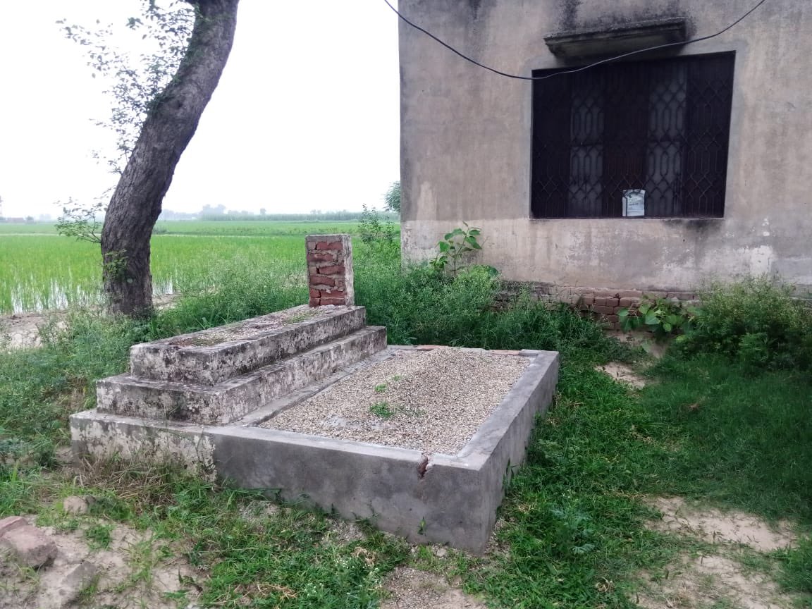 faith_defence's tweet photo. 🚨State-Sanctioned Desecration: On the night of July 28–29, uniformed police &amp; plainclothes men raided “Jammu Wala” farmhouse near Botala Sharam Singh, Punjab Pakistan.They demolished the niche at the Ahmadi place of worship &amp; destroyed 2 gravestones bearing Islamic inscriptions. https://t.co/MujGsBMcvg