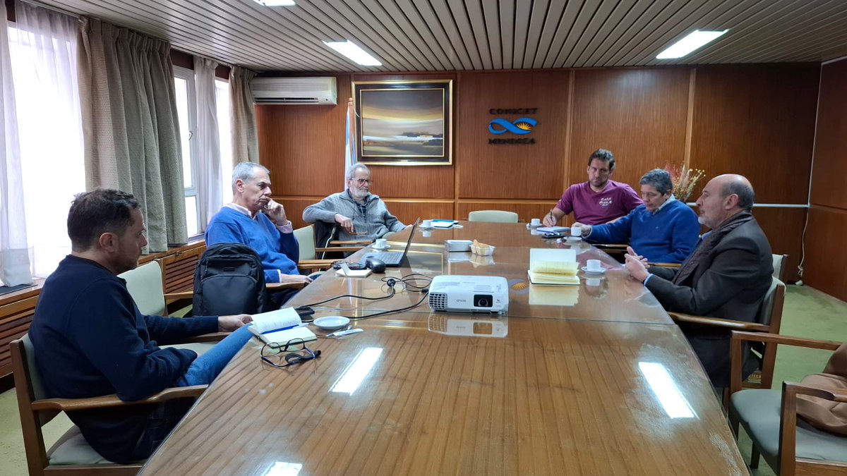🔵Especialistas del #IADIZA se reunieron con el ministro de Producción de Mendoza, Rodolfo Vargas Arizu, para analizar posibles soluciones para el control de la polilla de la vid (Lobesia botrana).