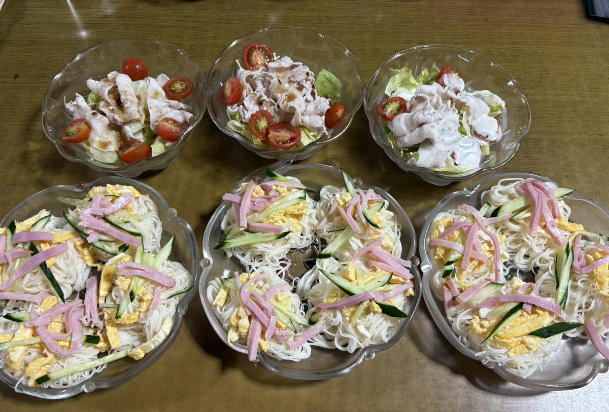 晩御飯^_^
私が勝手に名付けたご馳走麺
あと冷しゃぶ
朝から心配な津波情報をテレビで観ながらハラハラ😓
どうか無事に終わりますように