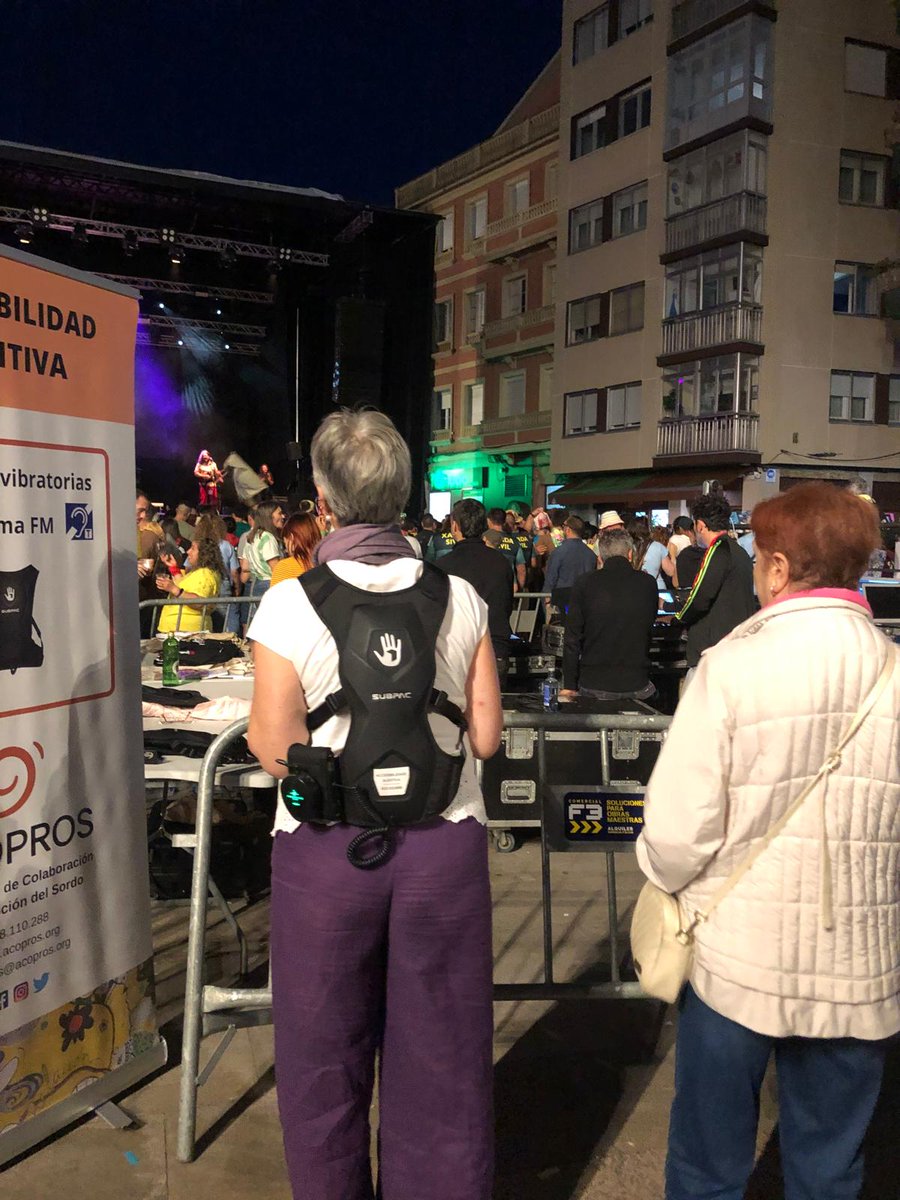 La semana pasada ACOPROS hizo más accesible las fiestas Da Dorna en Ribeira. Contaron con mochilas vibratorias e Intérpretes de Lengua de signos en el escenario. 
Mas info: acopros.org/noticia.php?id…