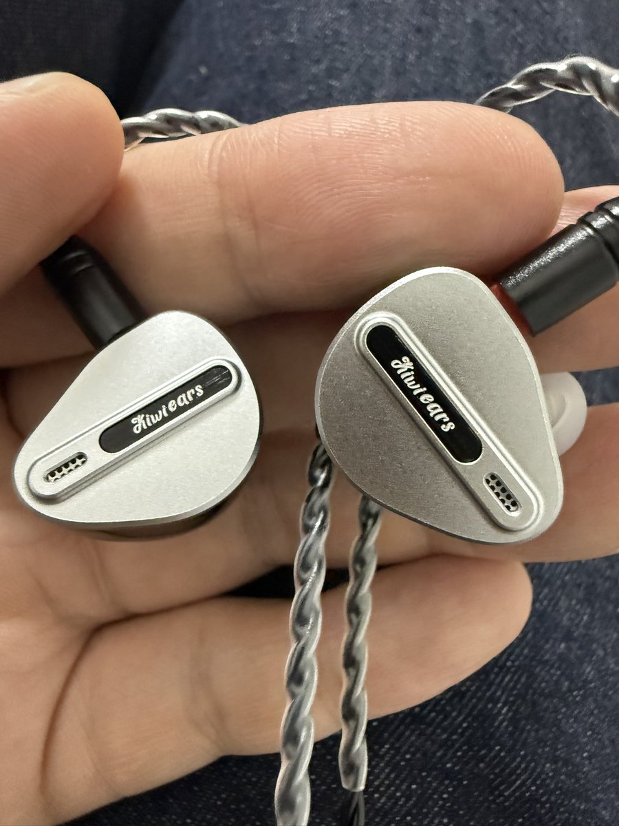 jackhanma55's tweet image. 夕食を食べていると、来訪を告げる音が聞こえた。
はーい。
佐川急便です。

何か頼んでたっけ？

…

バリバリ(箱を開ける音)

あ、頼んでたわ！
コレコレ！

ということで、
Kiwiears Airosoです。
4BA+1DD
低音かなり響くー！