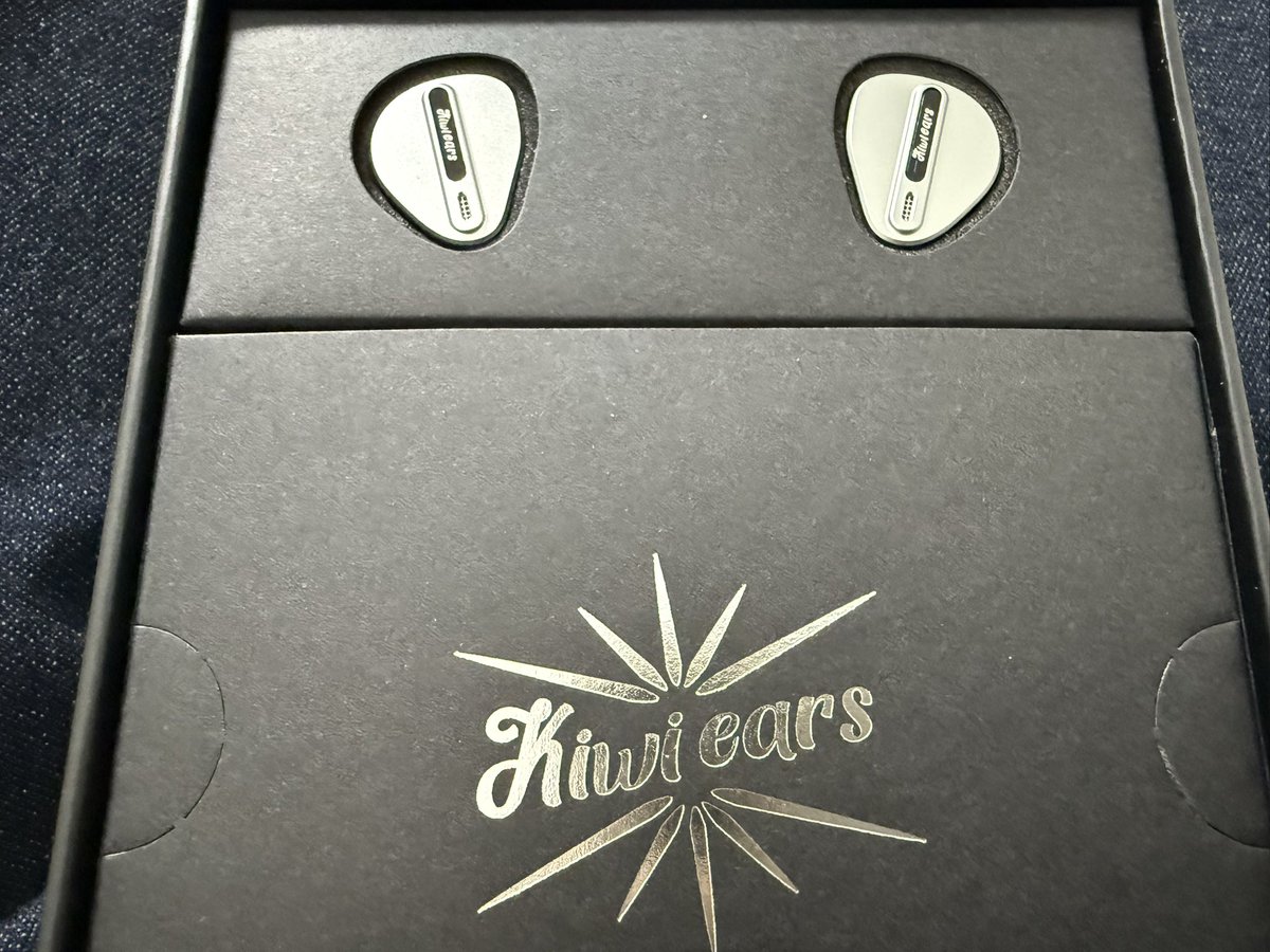 jackhanma55's tweet image. 夕食を食べていると、来訪を告げる音が聞こえた。
はーい。
佐川急便です。

何か頼んでたっけ？

…

バリバリ(箱を開ける音)

あ、頼んでたわ！
コレコレ！

ということで、
Kiwiears Airosoです。
4BA+1DD
低音かなり響くー！