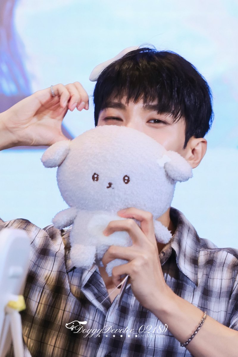 250729
YZY shanghai

🦴

#도겸 #이석민 
#ドギョム #DOKYEOM 
#세븐틴 #SEVENTEEN
<a href="/pledis_17/">세븐틴(SEVENTEEN)</a>