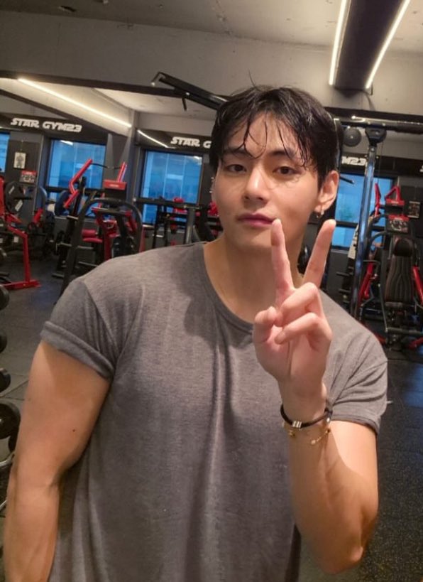 テヒョンもジョングクと同じジムでの写真あげてくれてる〜ㅜ いや、顔。体。