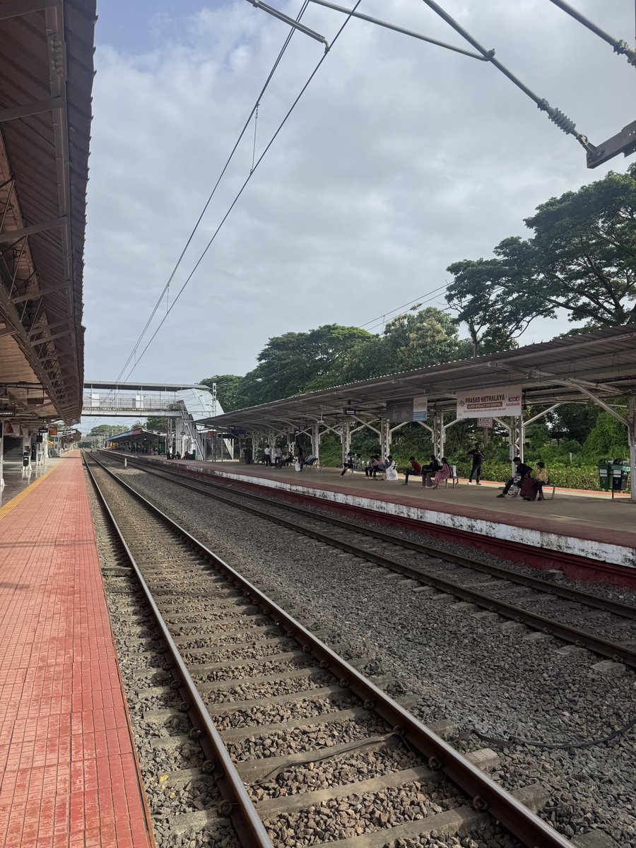 WithManish0's tweet image. How South Indian railway stations and tracks are so clean ? 

#traintravel #train #travel #india #irctc