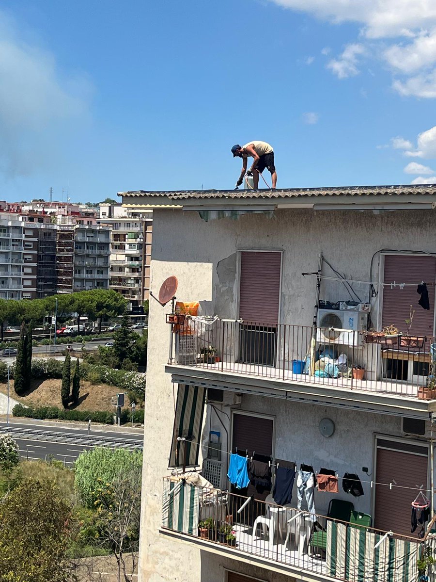 "Buongiorno a pochi gg dalla tragedia accaduta al vomero in cui sono morti tre operai ancora c’è gente non curante delle norme di sicurezza sul lavoro. È’ alla loggetta quartiere fuorigrotta".