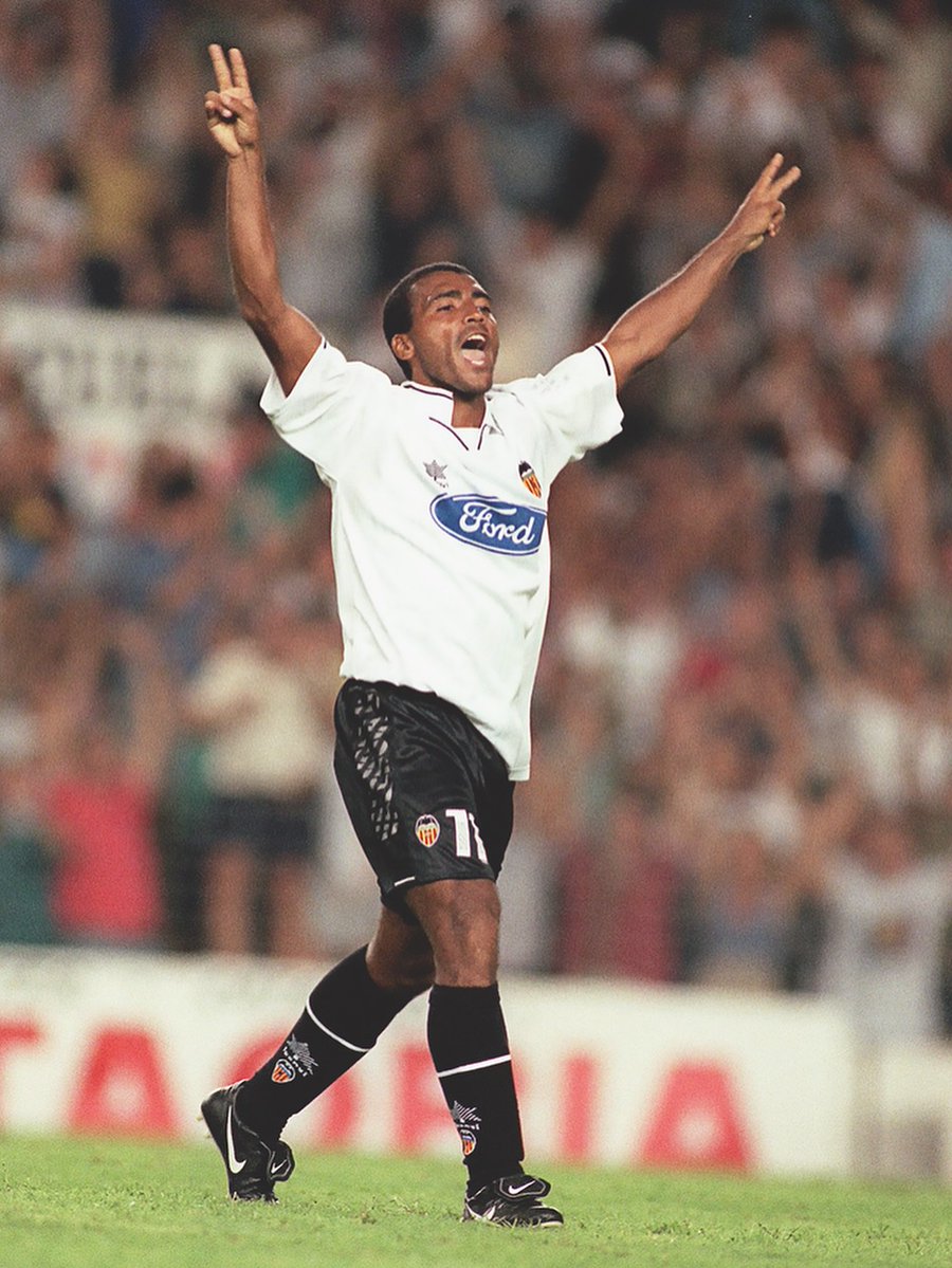 🦇🔳 FOTÓN de Romario con la equipación <a href="/Luanvi/">LUANVI</a> en verano del 96...

#ValenciaCF