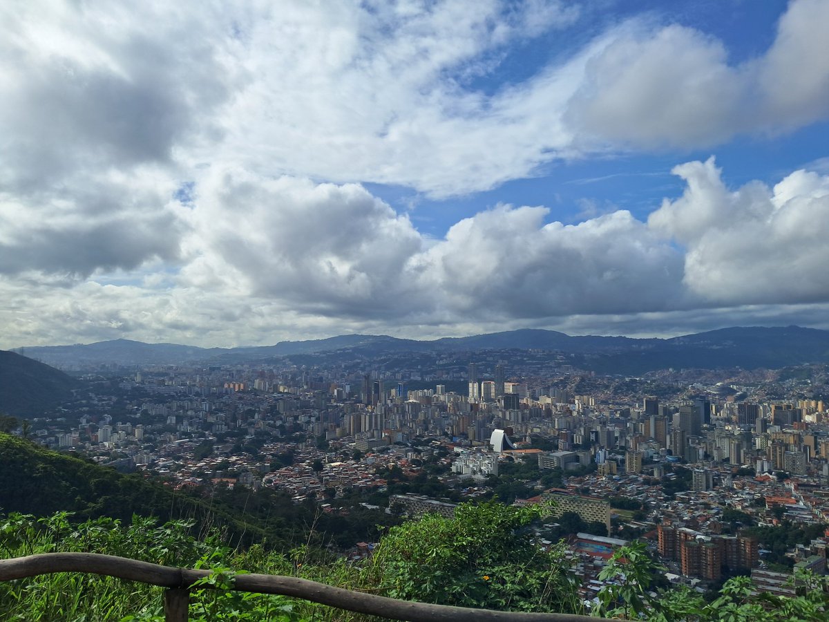 gvzmanoff's tweet photo. Caracas caótica y deliciosa. Caracas de mis amores... mi selva de emociones.

#Caracas #montaña #Venezuela https://t.co/S8oI8QO2Or