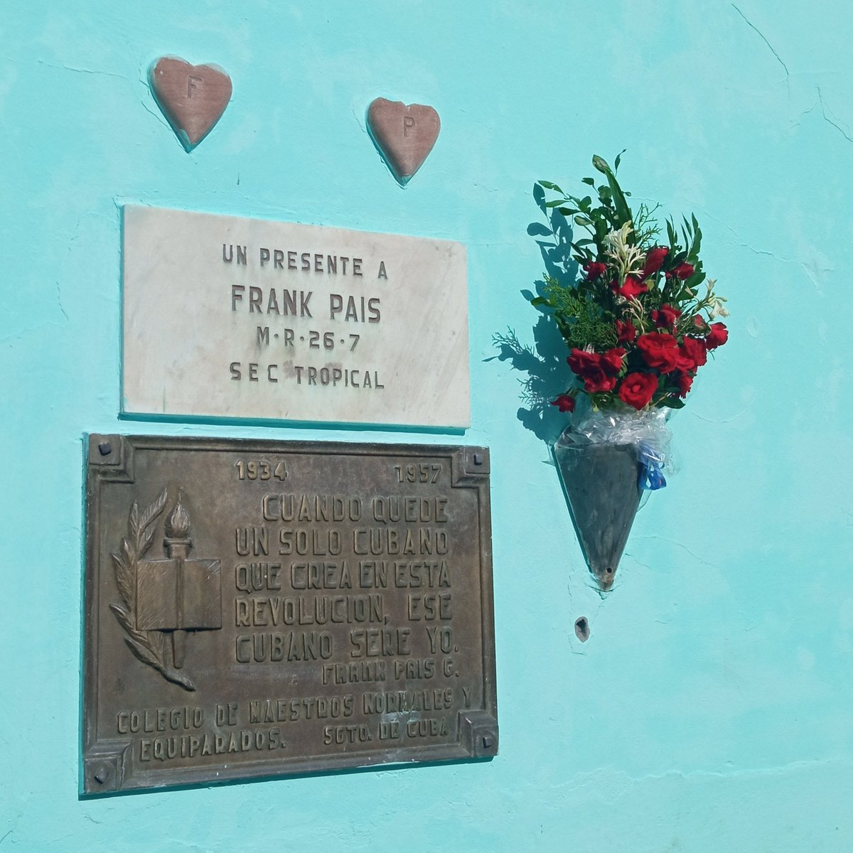 Frank País "Cuando quede un solo cubano que crea en esta Revolución, este cubano sere yo".

Honor y Gloria a los Mártires de la Patria‼️

#CubaViveEnSuHistoria
#MujeresEnRevolución