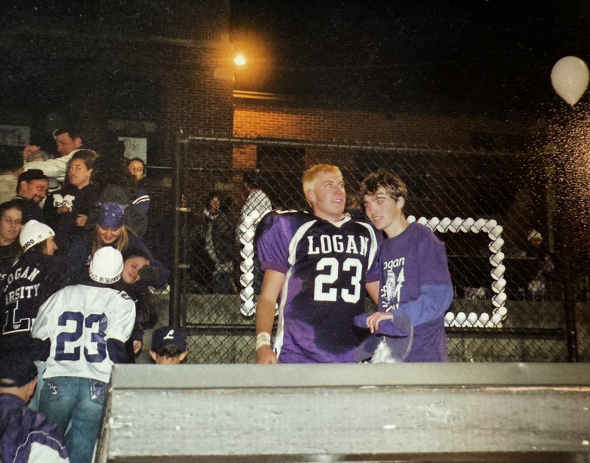 23 days until kickoff…

Austin and Alex Penrod started at quarterback in 1996 and 2001. Alex led the Chieftains to a 10-0 regular season as the Chieftains hosted their first home playoff game.

Alex later coached at Alexander and Gallipolis HS’s.

#gochiefs #chieftainsforever