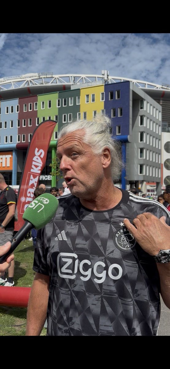 Ongeveer 25.000 Ajax-fans bezoeken vandaag de Open Dag. Een kijkje in de keuken van de spelersbus, voetbalspelletjes en het nieuwe derde shirt zijn populair. Ook gespot: de look-a-like van Remko Pasveer. #ajax