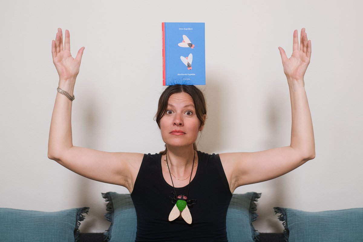 „Možná je dokonce nebezpečné setrvávat celý život na jednom místě, protože pak hrozí, že se z nás stane tvor s nenávistí ke všemu neznámému,“ říká spisovatelka Dora Kaprálová v rozhovoru o své nové knize Mariborská hypnóza. Dnes v Salonu. (Foto Patrik Uhlíř, Právo)