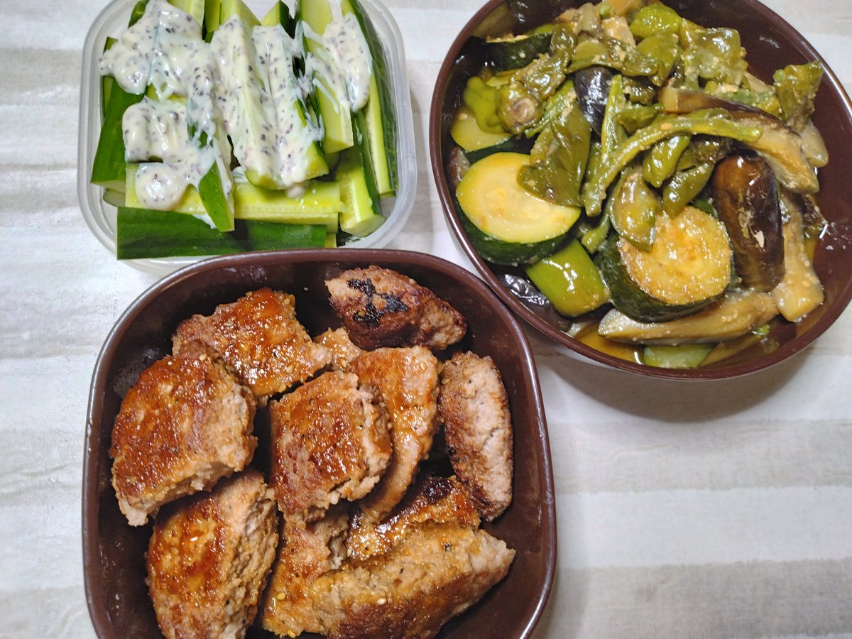 今日の夕飯☘️
夏野菜味噌炒め
ひき肉ステーキ
きゅうりゆかりマヨ

#晩ごはん #おうちごはん