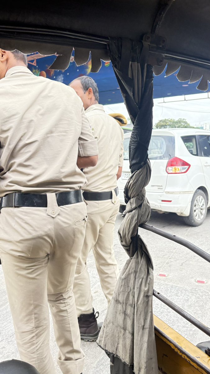 csvspk_'s tweet image. Today around 4:30 PM near Madhapur Signal (OnePlus store), 2 men in police uniform stopped the auto I hired (from iLabs to home) and got in, saying “we’re taking a lift” despite my objection. I couldn’t see nameplates. Isn’t this misuse of authority@hydcitypolice @TelanganaCOPs