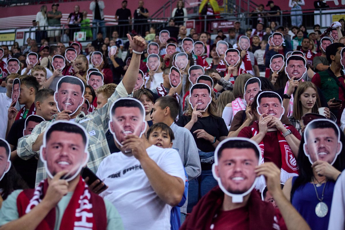 Они знали, кто всё решит! 🔥

На игре с «Зенитом» наши болельщики устроили масштабный перформанс в поддержку Даку, а Мирлинд отблагодарил их решающим голом на 90-й минуте 👏🏻

Вместе мы сила! ❤️💚