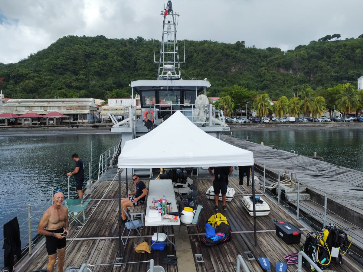 [#partenariat] Mise à disposition du Chaland Multi-Mission Luciole ⚓️par la base navale de Fort-de-France au profit de l’association archéologique des petites Antilles, servant de support aux plongeurs 🤿 dans le cadre d’activités archéologiques sous-marine à Saint-Pierre 🤝