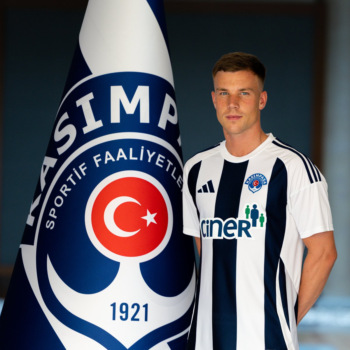 Transfer 🤝📝

Andri Fannar Baldursson Kasımpaşamızda

Yeni transferimiz Andri Fannar Baldursson, sağlık sponsorumuz <a href="/livhospital/">Liv Hospital Group</a> Vadi İstanbul’da geçirdiği kontrollerin ardından Turgay Ciner Spor Tesislerimizde düzenlenen imza töreninde kendisini 3 yıllığına Kasımpaşamıza