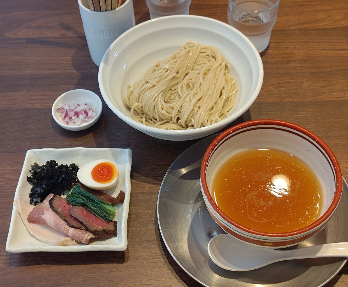 静岡県焼津市
麺創房LEO
混合煮干しつけ麺(鯵✕平子)
混合だと何が凄いのか分からないけど、とにかく美味いもんは美味いッ！
スッキリな美味にほんのり苦味、この暑さを吹き飛ばすクールな1杯