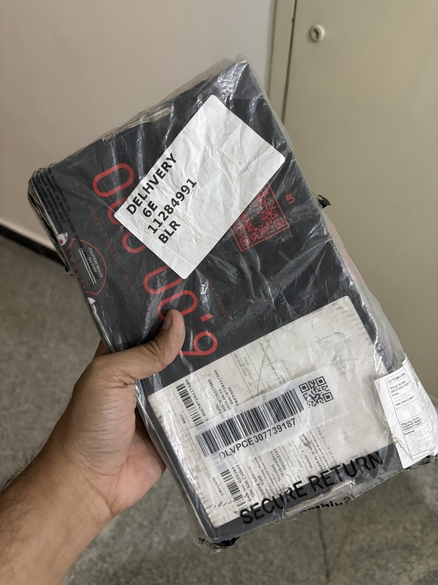 amirhasan81's tweet photo. @delhivery @help_delhivery regarding 2827768465503. The shipment was delayed with any meaningful updates. Then it arrives 2 days late but the package isn’t mine! Someone else’s package (attached photo) was being forced on me. Why? At least tell me you’ve lost my package!! https://t.co/nykYzUqKV2