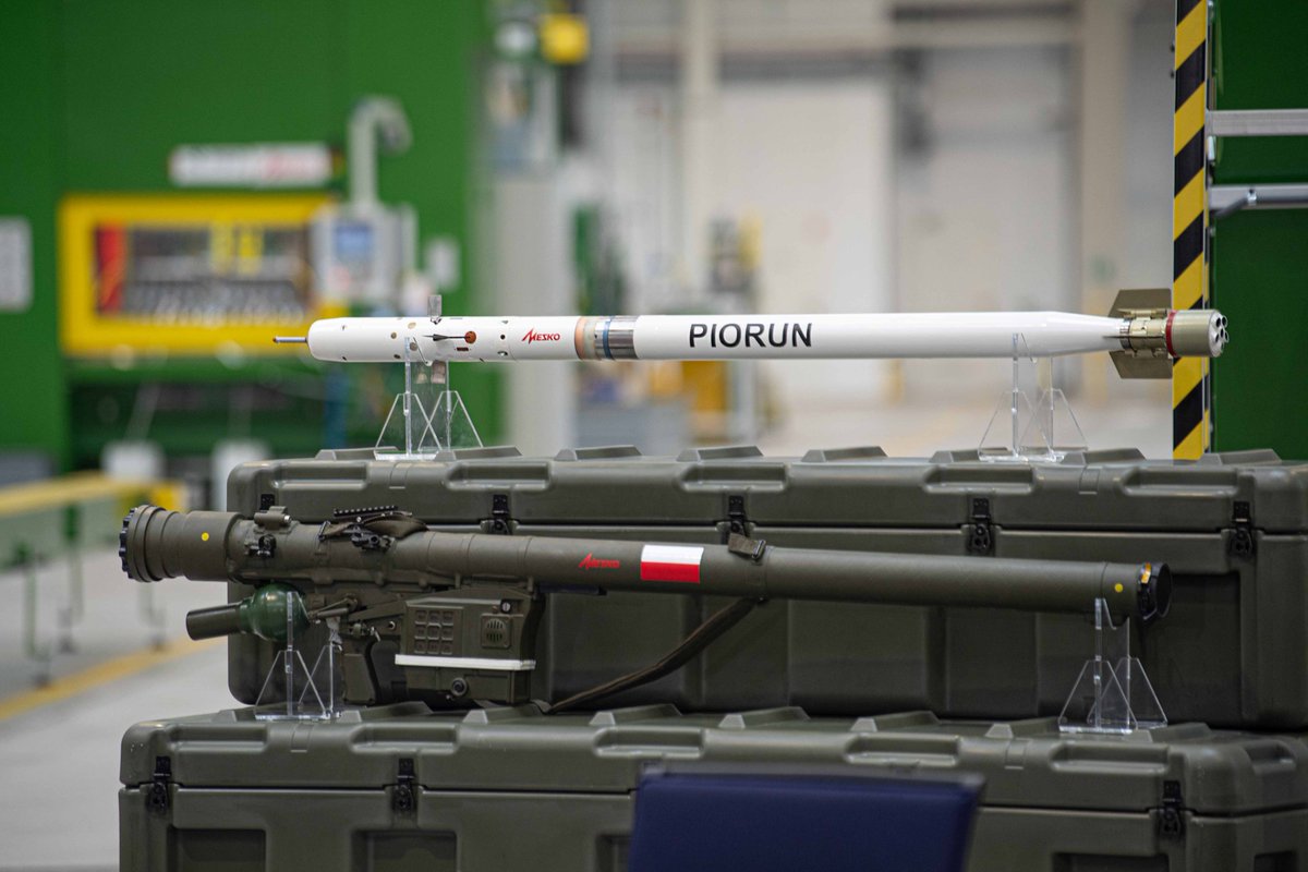 JakubKubunio's tweet photo. Belgowie kupią od nas systemy obrony powietrznej PIORUN o łącznej wartości 137 milionów euro.

Tak o całej transakcji wypowiedział się Minister Obrony Belgii, Theo Francken:

"Na moim pierwszym spotkaniu w kwaterze głównej NATO poprosiłem o spotkanie z moim polskim odpowiednikiem, między innymi w celu omówienia tego zakupu. 

PIORUN osiągnął imponujące wyniki na Ukrainie, więc odwiedziłem fabrykę w Polsce i od razu podpisaliśmy umowę."

BRAWO👏