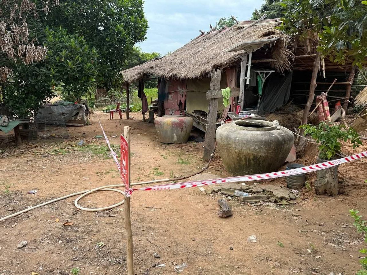 Chinith_Coder's tweet image. This MK-84 bomb was dropped on civilian village of Cambodia from Thai Air Force. MK-84 total weights around 1.000kg and 3.5 meters long and is one of biggest in MK family bombs. MK-84 had not used much in the past war in this region.

#ThailandInvadeCambodia 
#JusticeForCambodia