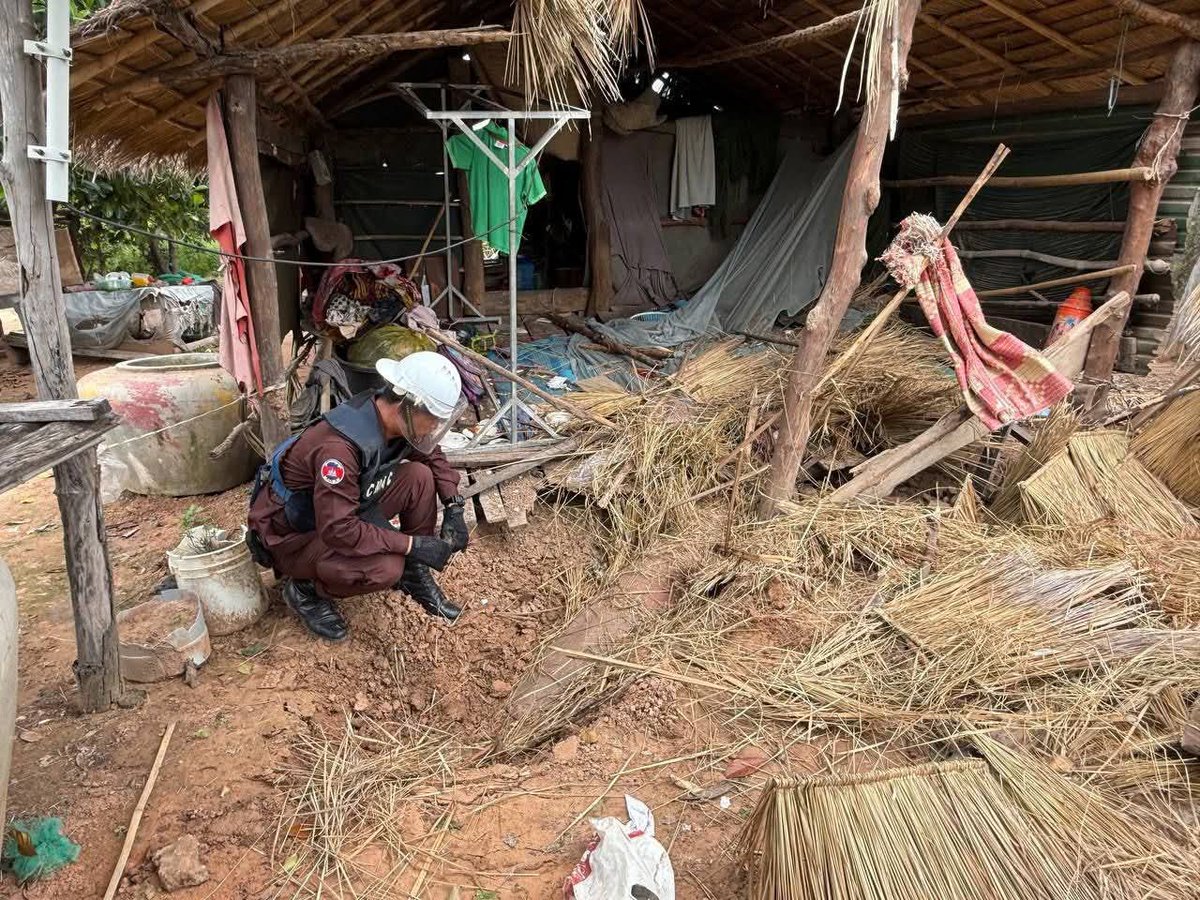 Chinith_Coder's tweet image. This MK-84 bomb was dropped on civilian village of Cambodia from Thai Air Force. MK-84 total weights around 1.000kg and 3.5 meters long and is one of biggest in MK family bombs. MK-84 had not used much in the past war in this region.

#ThailandInvadeCambodia 
#JusticeForCambodia