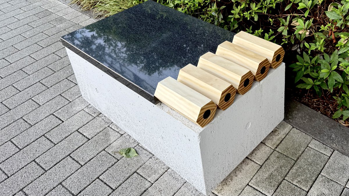 先週から日本に遊びに来ている友人（アメリカ人）と近所を散歩していたら、「この変なデザインのベンチはなんだ？」と聞かれたので「ここにある三菱鉛筆という会社が設置している鉛筆の製造工程をモチーフにしたベンチだよ」と教えたら"Super Cooool!!"と言いながら写真を撮りまくってました😊