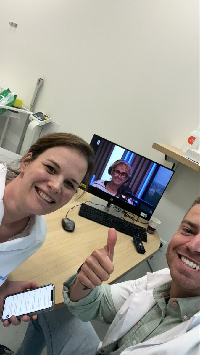 Ilse_Degreef's tweet photo. Fijne voormiddag op #radio1 in ‘De zomer van’ met Evert Venema. Mooie luisteraarsinzendingen over #handen, en ik sprak ook over #Dupuytren. Selfie met Evert &amp; Kobe Ilsen (van #Weetikveel), en eentje met Charlie Eaton. Dank aan de collega’s in Gasthuisberg voor de steun! 🙌 https://t.co/MA6LM1KwlN