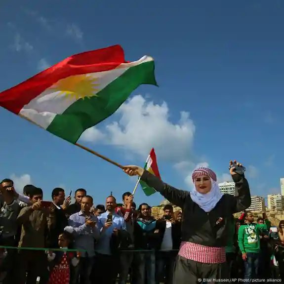 Kurdische Gemeinde Deutschland ☀ (@kgdonline) on Twitter photo Lesenswerter DW-Artikel von Jennifer Holleis: „Ungewisse Zukunft in Syriens Kurdengebieten“
Nach tödlicher Gewalt in Drusen- und Alawitengebieten sowie der angekündigten Selbstauflösung der PKK in der Türkei stehen Syriens Kurden vor großen Herausforderungen.
<a href="/DeutscheWelle/">DW Deutsche Welle</a> Lesenswerter DW-Artikel von Jennifer Holleis: „Ungewisse Zukunft in Syriens Kurdengebieten“
Nach tödlicher Gewalt in Drusen- und Alawitengebieten sowie der angekündigten Selbstauflösung der PKK in der Türkei stehen Syriens Kurden vor großen Herausforderungen.
<a href="/DeutscheWelle/">DW Deutsche Welle</a>