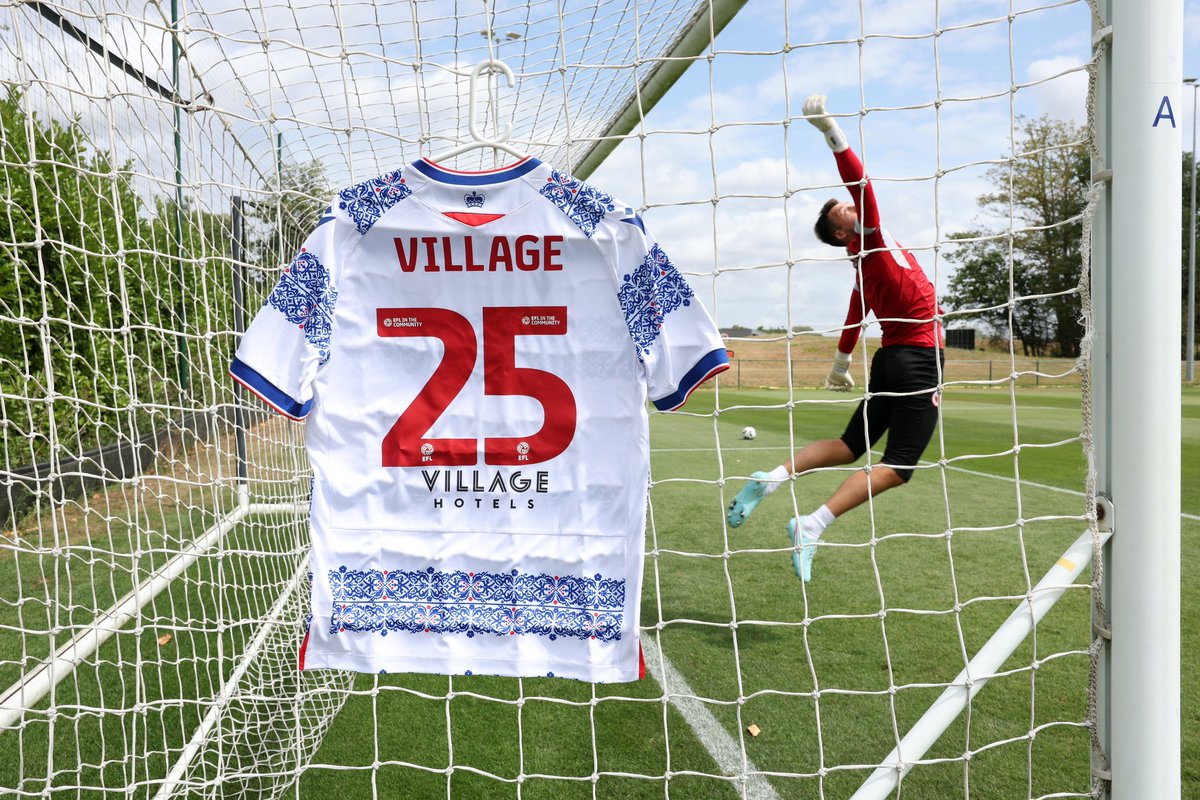 A VERY “ROYAL” PARTNERSHIP ⚽
We are the Official Hotel Partner &amp; Back of Shirt Partner of Reading FC for the 2025/26 season ✅  
<a href="/ReadingFC/">Reading FC</a> 

This exciting partnership arrives ahead of the opening of Village Hotel Reading in December 2025 
Read more here: village-hotels.co.uk/blog/village-h…