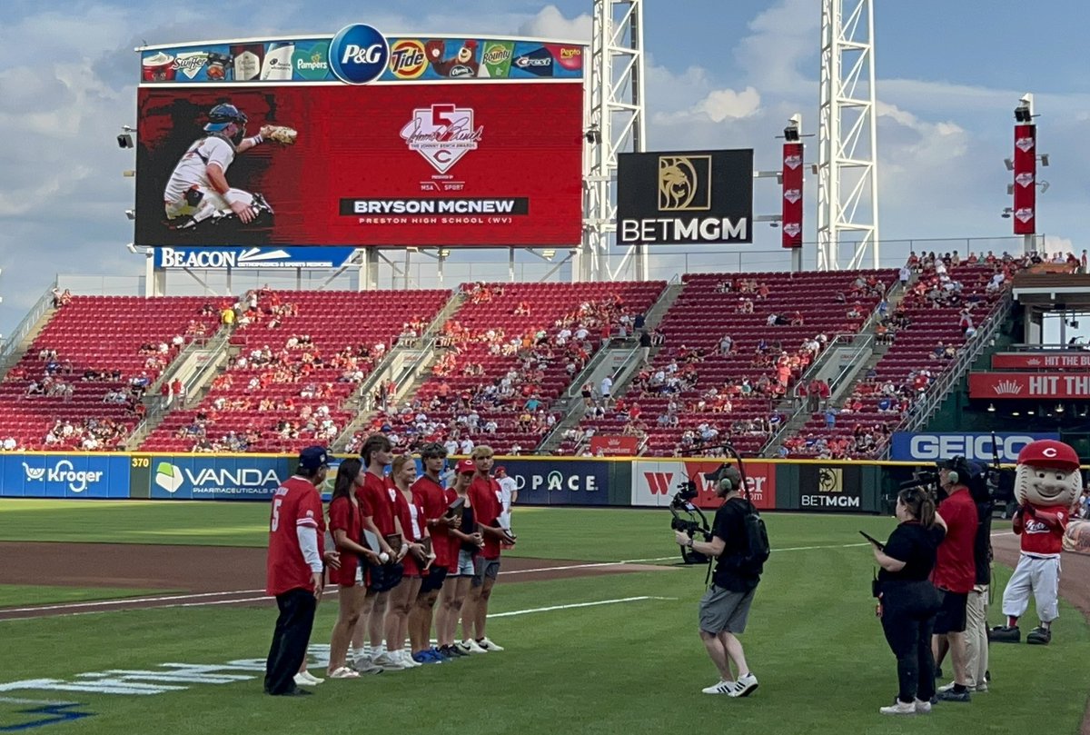 BrysonMcN17's tweet image. Amazing day meeting and being honored by the best to ever play the #catcher position. @JohnnyBench_5 Could not be more humbled. 

@stevesabins
@J_Gar12 
@KSchnall9
@TShewmaker43 
@bealsy9
@TopPreps 
@BaseballWV 
@PBRWestVirginia