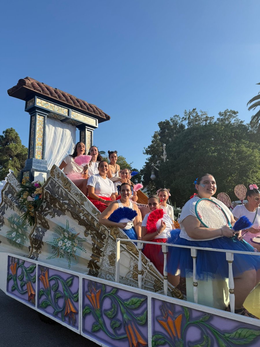 BATALLA DE FLORS 2025 🏸💐🤩

Ahí tuvimos a Beatriz Prieto López, componente de la Corte de Honor de la Fallera Mayor de Valencia 2024, y a Ana Montijano Lorente, nuestra Fallera Mayor 2024 💙

Ojalá todas las batallas fueran así...🥹💫🙌🏼

 #falles2026 #Batallaflors2025
