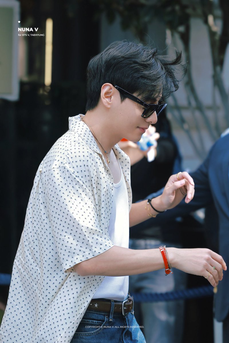 thvsevren's tweet image. Taehyung has been continuously wearing the Save One bracelets that are given to regular ‘Save the Children’ campaign monthly donors - an organization that helps children in over 120 countries including Gaza.
Many fans have been influenced by him to donate for the same cause.