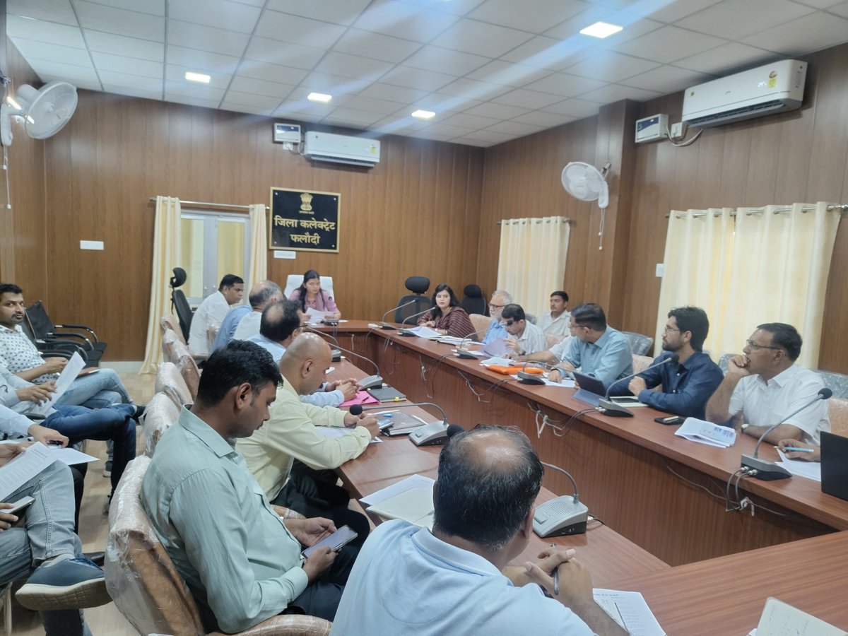 जिला कलक्टर श्वेता चौहान की अध्यक्षता में राइजिंग राजस्थान इन्वेस्टर मीट में हुए एमओयू व सीएसआर कार्यों के संबंध में समीक्षा बैठक आयोजित हुई। जिला कलक्टर ने विभागीय अधिकारियों को निर्देश दिए कि एमओयू के तहत प्रस्तावित परियोजनाओं का धरातल पर प्रभावी क्रियान्वयन सुनिश्चित किया जाए।