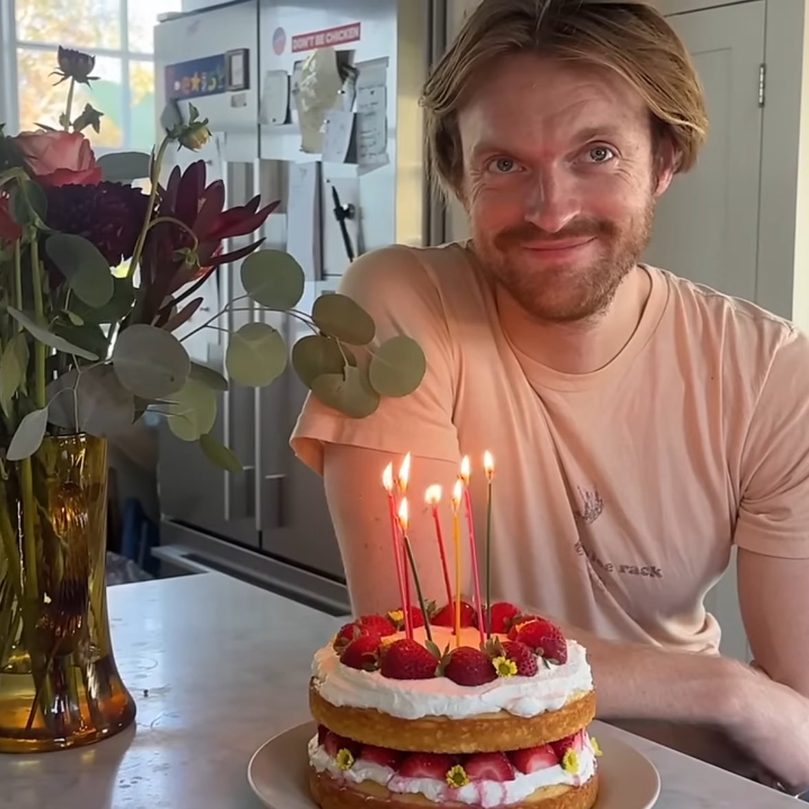 28 ANOS! 🥳

Hoje, nosso produtor, cantor, compositor e membro de uma banda favorito faz aniversário. Parabéns, Finn!