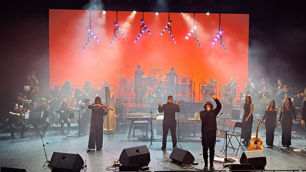 If you are heading to <a href="/KendalCalling/">Kendal Calling 🦌</a> this weekend, be sure to catch <a href="/Tim_Burgess/">Tim Burgess</a> with <a href="/oharaviolin/">Helen O'Hara</a> and the RNCM Session Orchestra, first up on the main stage around noon on Friday. A joyous, musical treat awaits! It'll be a hard act to follow. #kendalcalling