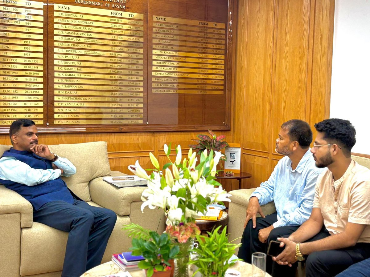 আজি অসমত বিজেপি চৰকাৰে চলাই থকা উচ্ছেদ সন্দৰ্ভত অসম চৰকাৰৰ মুখ‍্য সচিব ৰবি কুটা ডাঙৰীয়াৰ সৈতে ১ ঘণ্টীয়া বৈঠকত মিলিত হ’লোঁ।লখিমপুৰ , গোৱালপাৰা আৰু ধুবুৰী জিলাৰ উচ্ছেদিত পৰিয়ালৰ প্ৰতিনিধিও মোৰ সৈতে আছিল। দীঘলীয়া আলোচনাটোত প্ৰতিনিধিসকলৰ পক্ষৰ পৰা সকলো অভিযোগ উত্থাপন কৰা হয়।