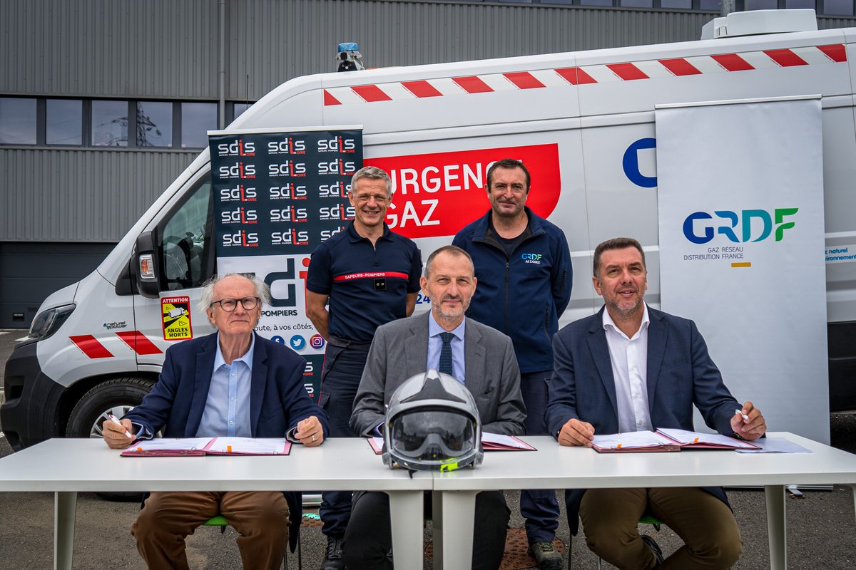 Préfet de la Loire (@prefecture42) on Twitter photo 🤝 Sécurité des interventions gaz : une coopération renforcée dans la Loire
Ce 30 juillet, Alexandre Rochatte, préfet de la Loire, s’est rendu sur le site de GRDF à Saint-Étienne à l’occasion de la signature d’une convention départementale entre <a href="/GRDF/">GRDF</a>, le <a href="/sdis42/">Sapeurs-pompiers de la Loire / SDIS 42</a> et l’État. 🤝 Sécurité des interventions gaz : une coopération renforcée dans la Loire
Ce 30 juillet, Alexandre Rochatte, préfet de la Loire, s’est rendu sur le site de GRDF à Saint-Étienne à l’occasion de la signature d’une convention départementale entre <a href="/GRDF/">GRDF</a>, le <a href="/sdis42/">Sapeurs-pompiers de la Loire / SDIS 42</a> et l’État.