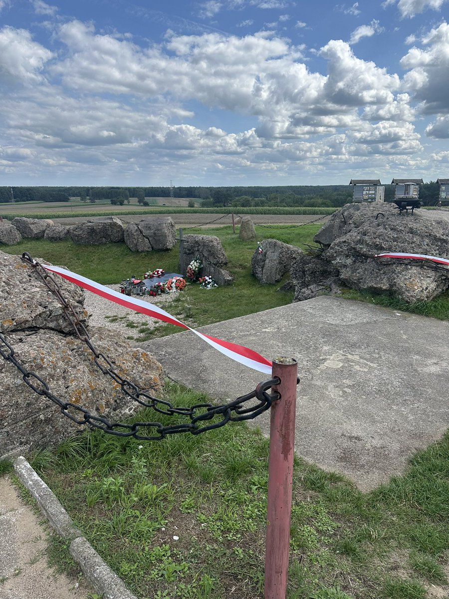 mucziz's tweet photo. Ruiny schronu kapitana Raginisa. Wizyta na Górze Strękowej to zawsze mega ciary. Polecam wszystkim, którzy w te wakacje planują jeszcze odwiedzić nasze wspaniałe tereny! #PolskieTermopile https://t.co/RDUXa5o9yi