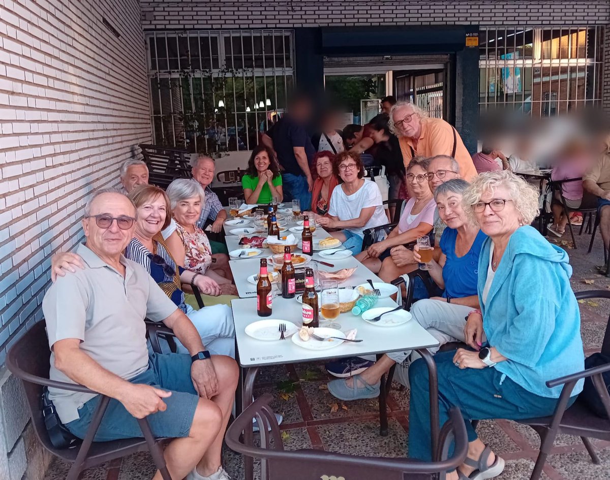 Que mejor momento veraniego que juntarnos para compartir alrededor de una mesa un buen rato de charla , de risas y de crear, sobretodo cohesión y complicidad en el grupo. 
Este próximo jueves lo volveremos a hacer.
#cohousingsenior
#viviendascolaborativas