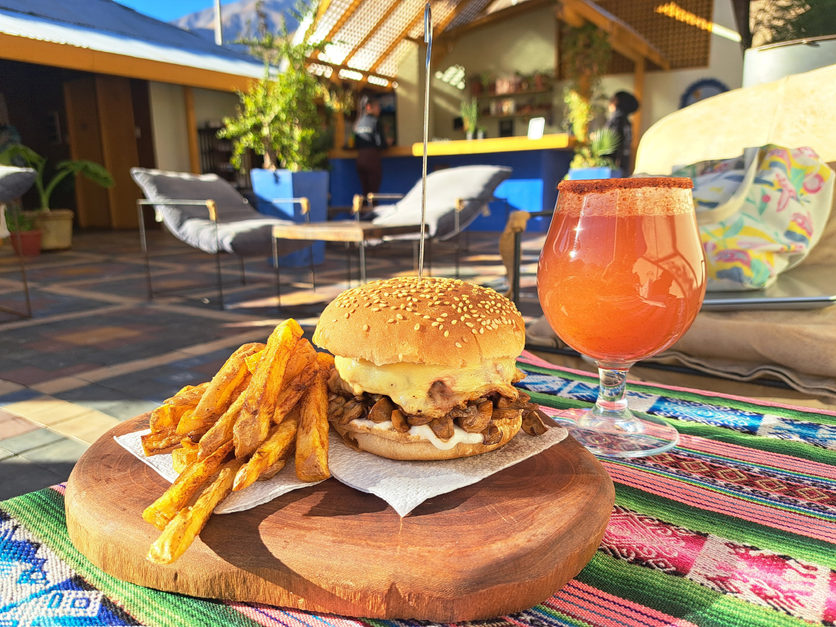 ¿Buscas un brunch diferente? 🍔🌱 Conoce Coliflow Coffee Bar en Pisco Elqui: mocktails, hamburguesas y desayunos veganos para disfrutar entre los cerros. Mira el reportaje completo en comomegusta.cl/coliflow-coffe… #ApturChile #TurismoChile 🛫🇨🇱 #PiscoElqui <a href="/apuntesyviajes/">Apuntes y Viajes</a>
