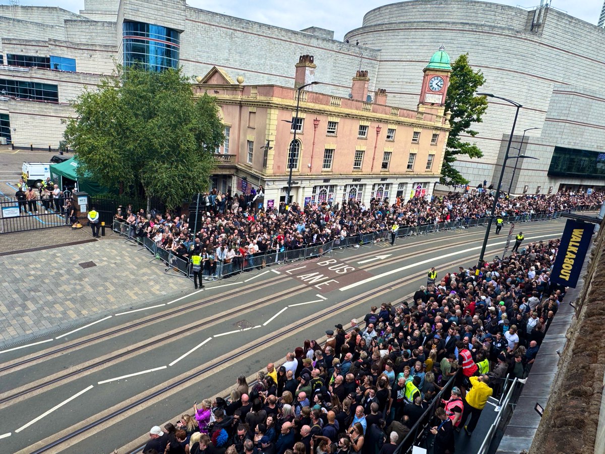 What a turnout for Ozzy 💜🦇
